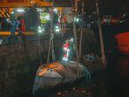 Dos grúas reflotan este lunes el 'narcosubmarino' hundido el pasado fin de semana en Cangas (Pontevedra).