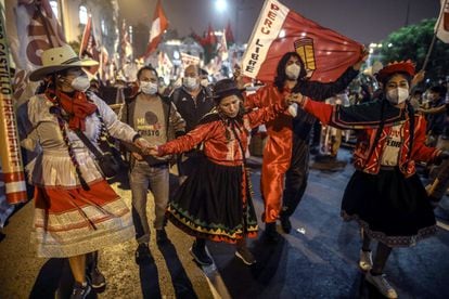Simpatizantes del izquierdista Pedro Castillo participan en una movilización el pasado sábado en Lima.