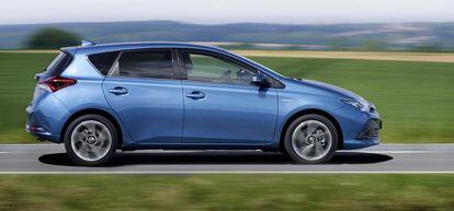 El Toyota Auris lidera las ventas de coches híbridos en España con 7.668 unidades en 2015.