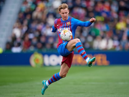 De Jong controla el balón durante el Barça-Elche en marzo pasado.