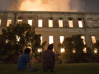 Una pareja contempla el incendio en el Museo Nacional de Rio de Janeiro, el pasado 2 de septiembre.