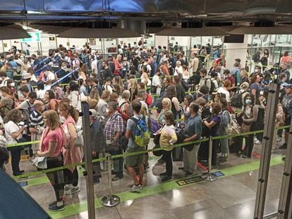 Colas en el control de pasaportes en el aeropuerto de Madrid-Barajas el pasado mes de junio.