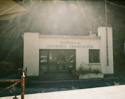 Una antigua oficina de aduanas de Francia abandonada en el límite fronterizo de la N-II.