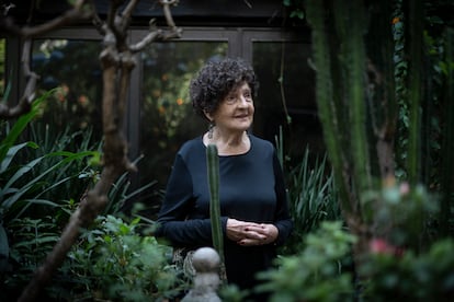 La escritora Margo Glantz en el jardín de su casa.