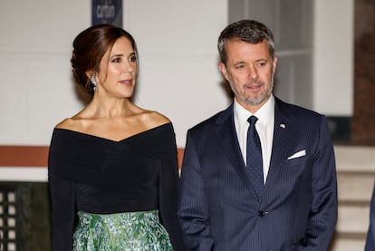 Prince Frederik and Princess Mary upon their arrival to the dinner in honor of Queen Margaret, which was held this Tuesday at the Ny Carlsberg Museum in Copenhagen, as part of the official trip undertaken by the Kings of Spain through Denmark.