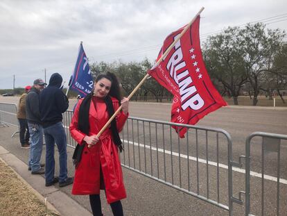 Rosie Elizabeth, de 18 años, espera la llegada de la caravana presidencial en una carretera aledaña al aeropuerto de McAllen el 12 de enero.