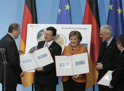 El ministro de Finanzas alemán, Peer Steinbrück, entrega a Durão Barroso y Merkel los sellos de los 50 años de la UE.