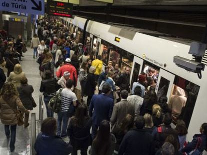 Cientos de viajeros de metro atestan los andenes del metro durante los paros de marzo de 2015.