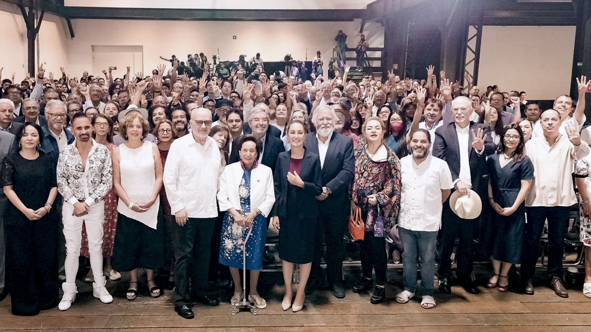 Claudia Sheinbaum junto a los 900 académicos y artistas que han pedido este viernes el voto para la candidata.