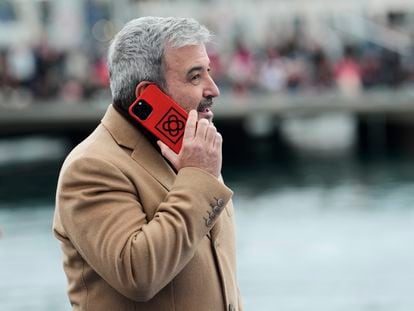 El alcalde de Barcelona, Jaume Collboni, habla por teléfono mientras espera a los Reyes Magos.