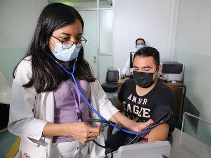 Una doctora mide la presión a un paciente, en el Centro Médico Nacional La Raza, en Ciudad de México.