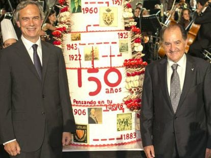 El presidente de Catalana Occidente Jose Mar&iacute;a Serra (segundo por la derecha), posa con los directivos de su empresa Francisco Arregui (derecha), Hugo Serra (izquierda) e I&ntilde;aqui &Aacute;lvarez junto a la tarta conmemorativa del 150 aniversario de la compa&ntilde;&iacute;a.