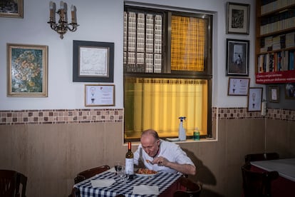 Miguel, comiendo una ensalada sin sal y una copa de vino para beber, en uno de los pocos momentos en los que El Bierzo se vacía y se apagan los fogones.