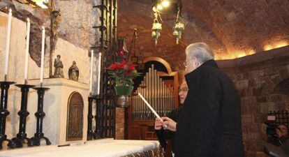 Monti coloca una vela frente a la tumba de San Francisco, el s&aacute;bado en As&iacute;s.