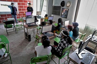 Una maestra de la asociación civil Utopía imparte una lección de informática a niños de la colonia Escalerillas.