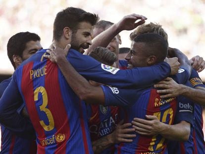Los jugadores del Barça felicitan a Rafinha por un gol.