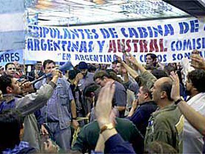 Trabajadores de Aerolíneas invadieron el martes las pistas del aeropuerto Jorge Newbery de Buenos Aires.