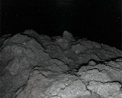 Superficie del asteroide Ryugu fotografiada por la sonda japonesa 'Hayabusa 2'.