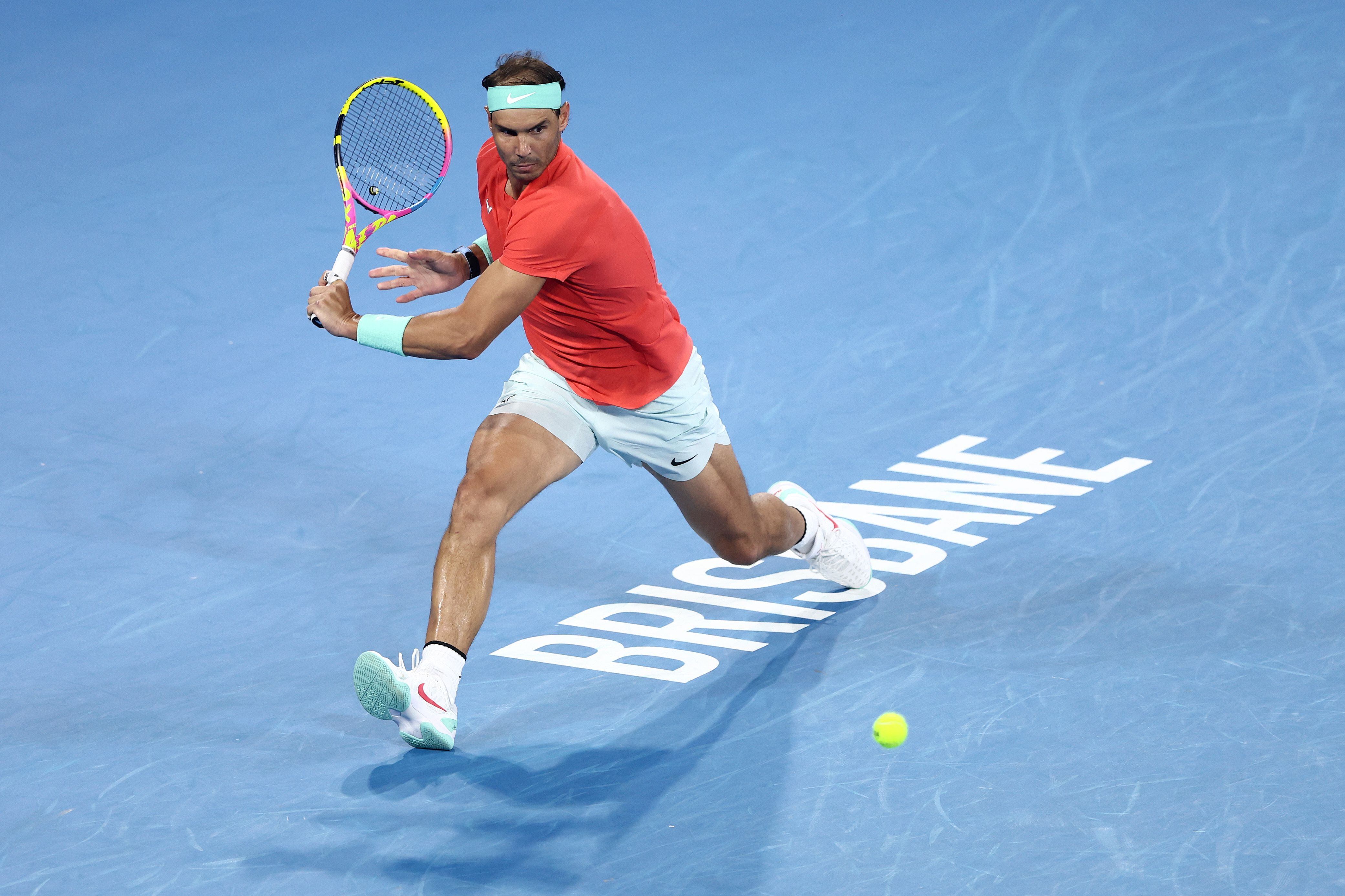 Nadal esprinta hacia la pelota en la Pat Rafter Arena de Brisbane.
