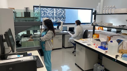 Dos trabajadoras en un laboratorio de una empresa de salud privada.