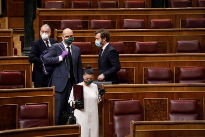 El portavoz parlamentario de Vox, Iván Espinosa de los Monteros (a la derecha), y sus compañeros de su partido, ayer miércoles en el Congreso.