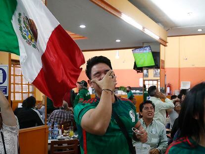 Aficionados siguen el partido entre México y Arabia Saudita, el 30 de noviembre.