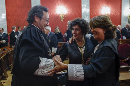El nuevo fiscal general del Estado, Álvaro García Ortiz, saluda a su predecesora, Dolores Delgado (a la derecha), tras su toma de posesión en el Tribunal Supremo, en Madrid.