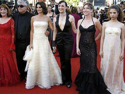 Pedro Almodóvar con las actrices Carmen Maura, Penélope Cruz, Blanca Portillo, Lola Dueñas y Yohana Cobo (de izquierda a derecha), ayer en el Festival de Cannes.