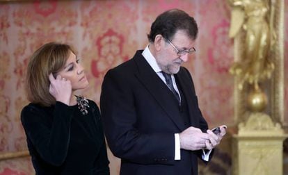 Mariano Rajoy consulta su teléfono móvil en la Pascua Militar en el interior del Palacio Real de Madrid, el pasado enero.