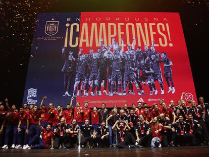 Los jugadores y el cuerpo técnico de la selección española, durante la celebración de la Liga de las Naciones, este lunes en el Wizink Center (Madrid).