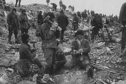 Prisioneros picando piedra durante la construcción del canal mar Blanco-mar Báltico entre 1931 y 1933.