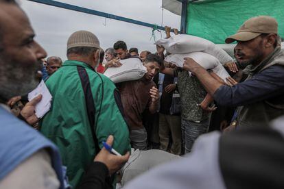 La UNRWA distribuye harina a los palestinos refugiados en Jan Yunis, este miércoles, al sur de la Franja. 