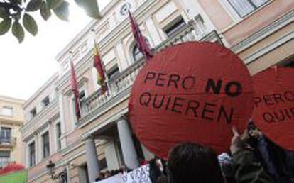 Miembros de la Plataforma de Afectados por la Hipoteca (PAH) se manifiestan ante la Junta Municipal de Puente de Vallecas en protesta por los desahucios.