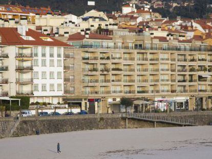 Vista de la fachada mar&iacute;tima de Sanxenxo (Pontevedra) tras el auge urban&iacute;stico.