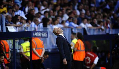 Zinedine Zidane, durante el partido contra el M&aacute;laga en La Rosaleda.