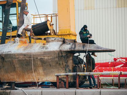 El narcosubmarino hallado en la ría de Arousa, en el puerto de O Xufre, en el municipio pontevedrés de A Illa de Arousa, donde fue trasladado, el martes.