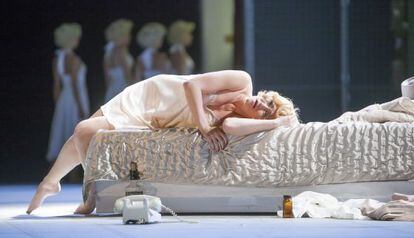 La soprano Laura Aikin en un momento del acto final de la &oacute;pera &quot;Waiting for Miss Monroe&quot;.