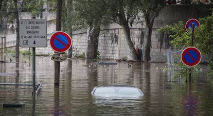 Un veh&iacute;culo permanece sumergido a la orilla del r&iacute;o Sena en Par&iacute;s.