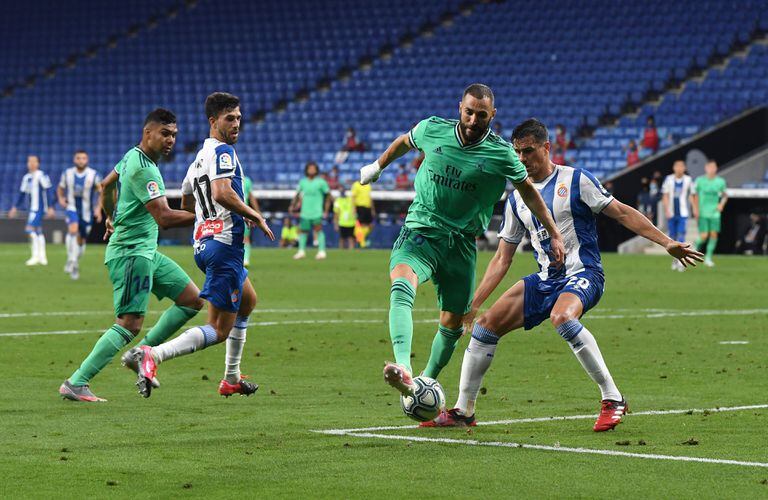 Benzema asiste a Casemiro con su talón en el gol de la victoria en Cornellà.