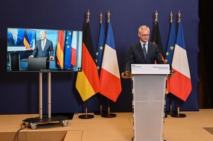 El ministro francés Bruno Le Maire (en el atril) y el alemán Olaf Scholz, en su declaración virtual conjunta de este martes.