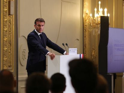 El presidente francés, Emmanuel Macron, da un discurso frente a los embajadores franceses, el pasado lunes en el palacio del Elíseo.