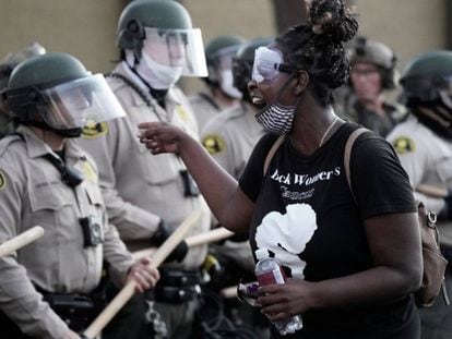 Una manifestante protesta ante la policía durante las manifestaciones contra la violencia policial en California. 
 