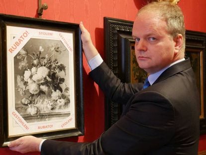 El director de los Uffizi, Eike Schmidt, sostiene una reproducción de 'Jarrón con flores', con el rótulo de