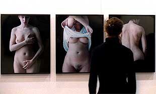 Tres fotografías de Carla Van de Puttelaar, expuestas en la galería Forum de Tarragona.