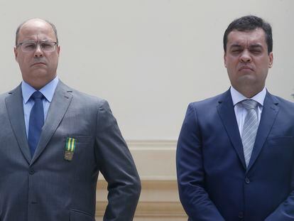 El gobernador en funciones Cláudio Castro, a la derecha, junto al suspendido Wilson Witzel, en Río de Janeiro.