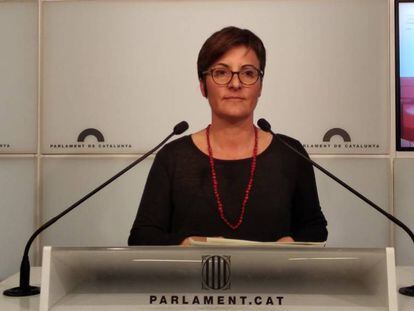 La diputada de los comuns Marta Ribas, en una rueda de prensa en el Parlament.