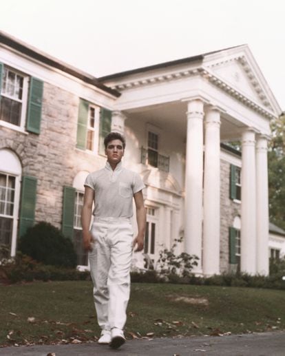 Elvis Presley posa frente a Graceland en 1957.