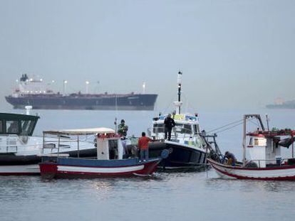 Patrulleras de la Guardia Civil y de la Polic&iacute;a de Gibraltar, junto a dos pesqueros de la L&iacute;nea en el momento del incidente de ayer.