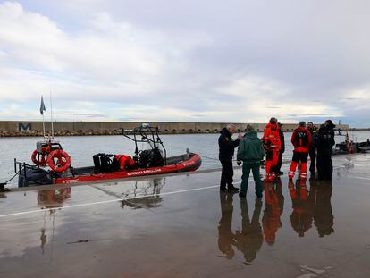 Los equipos de emergencias han estado trabajando desde que se comunicó la desaparición del submarinista, el sábado.