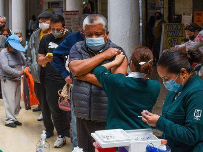 Un grupo de personas reciben la vacuna contra el covid-19, en Toluca, Estado de México.